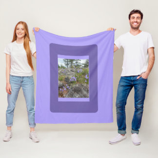 Couverture Polaire Jacinthes des bois sur un coteau rocheux