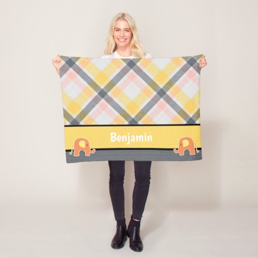 Couverture polaire jaune et gris bébé éléphant (En situation)