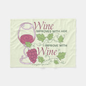 Couverture Polaire Je m'améliore avec la conception de vin (Devant (Horizontal))