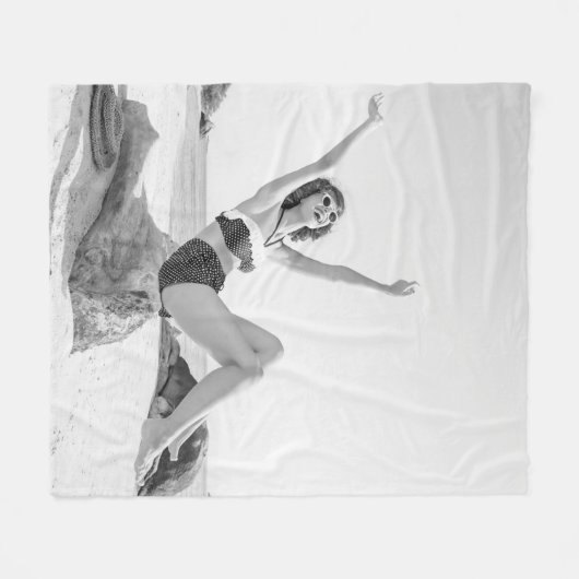 Couverture Polaire Jeune femme attirante en bikini sur la plage (Devant (Horizontal))