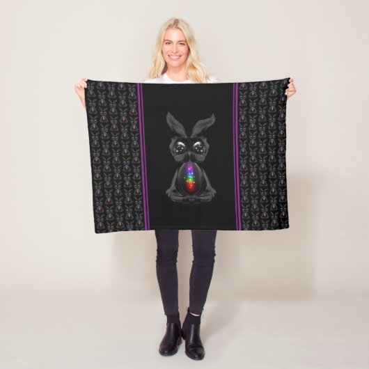 Couverture Polaire Joli lapin noir avec Soul arc-en-ciel Chakra (En situation)