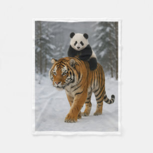 Couverture Polaire Joli panda chevauchant un tigre dans une forêt enn