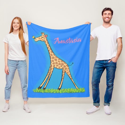 Couverture Polaire Jolie girafe avec dessin animé de papillon (En situation)