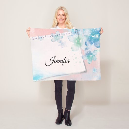 Couverture Polaire Jolies fleurs bleues sur Arrière - plan rose (En situation)