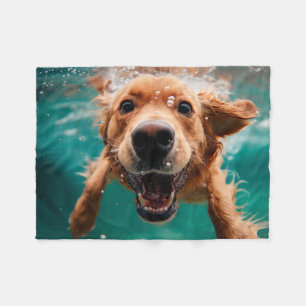 Couverture Polaire Joyeux Golden Retriever nager sous l'eau