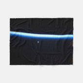 Couverture Polaire La fine ligne de l'atmosphère terrestre et une lun (Devant (Horizontal))