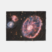 Couverture Polaire La Galaxie Cartwheel Et Ses Galaxies Compagnons. (Devant (Horizontal))