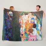 Couverture Polaire La mort et la vie, Gustav Klimt<br><div class="desc">Gustav Klimt (14 juillet 1862 - 6 février 1918) était un peintre symboliste autrichien et l'un des membres les plus en vue du mouvement de la sécession de Vienne. Klimt est réputé pour ses peintures, peintures murales, croquis et autres objets d'art. Outre ses oeuvres figuratives, qui comprennent des allégories et...</div>