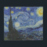 Couverture Polaire La Nuit étoilée (Vincent van Gogh) (Art célèbre)<br><div class="desc">Ce dessin présente une célèbre peinture du peintre post-impressionniste néerlandais Vincent van Gogh (1853-1890). Il représente la vue depuis la fenêtre orientée à l'est de sa chambre d'asile à Saint-Rémy-de-Provence, juste avant le lever du soleil ; van Gogh y ajoute également un village imaginaire. "La Nuit étoilée" est l'un des...</div>