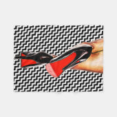 Couverture Polaire Le fond rouge blanc noir chausse la mode de pompes (Devant (Horizontal))