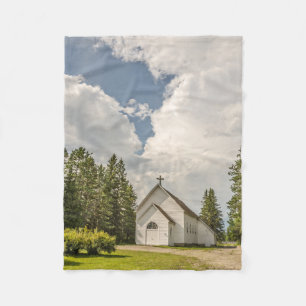 Couverture Polaire L'église blanche rurale avec une croix et des nua