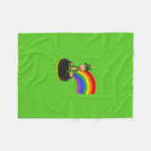 Couverture Polaire Leprechaun de dessin animé assis sur une casserole (Devant (Horizontal))