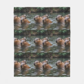Couverture Polaire Les capybaras nagent dans la rivière, (Devant)