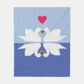 Couverture Polaire Les cygnes romantiques dans les coeurs Pose (Devant)