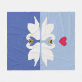 Couverture Polaire Les cygnes romantiques dans les coeurs Pose (Devant (Horizontal))