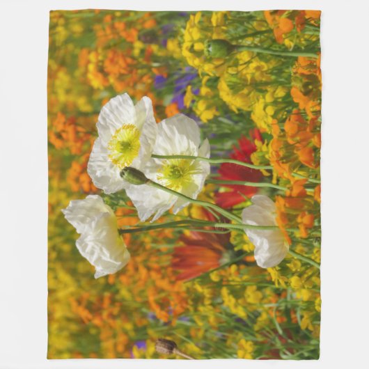Couverture Polaire Les pavots blancs qui poussent autour des fleurs c (Devant)