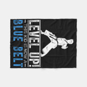 Couverture Polaire Level Up! This Kid Is Now A Blue Belt Karate Award (Devant (Horizontal))