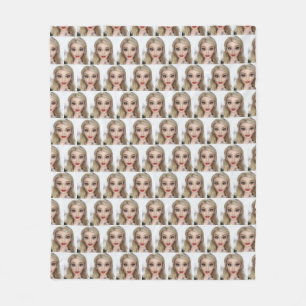Couverture Polaire Lèvres rouges de poupée blonde