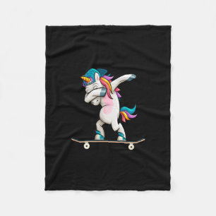 Couverture Polaire Licorne qui fait du skateboard et dabbing sur skat