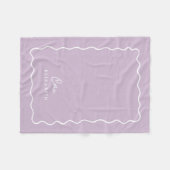 Couverture Polaire Lilac Violet Bordure Ondulée Monogrammée (Devant (Horizontal))