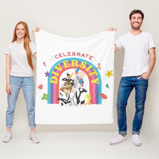Couverture Polaire LOONEY TUNES™ - Celebrate Diversity Pride Rainbow (En situation)