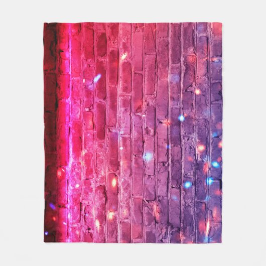 Couverture Polaire Lumière néon : mur de brique vide. (Devant)