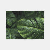 Couverture Polaire Lush Monstera Leaves with Morning Dew Drops (Devant (Horizontal))