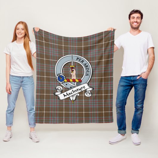 Couverture Polaire MacIntyre Chasse Clan Patiné Badge Tartan Plai (En situation)