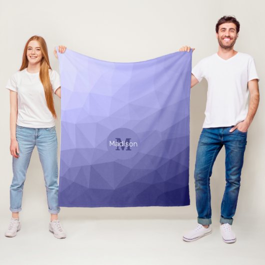 Couverture Polaire Maille violet bleu gris foncé motif Monogramme (En situation)