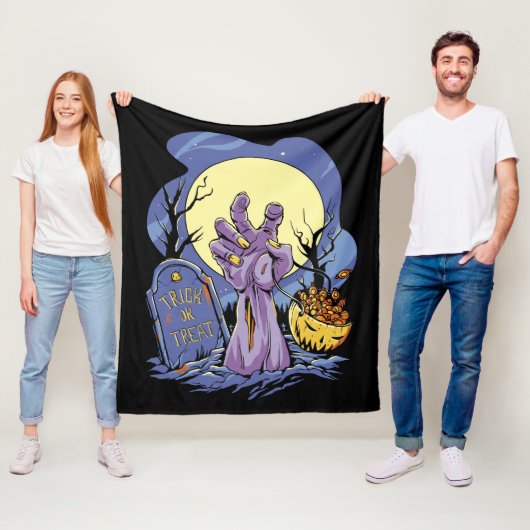 Couverture Polaire Main de zombie Halloween (En situation)
