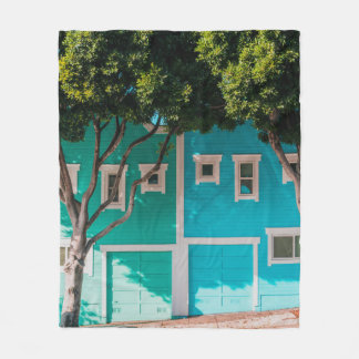 Couverture Polaire Maisons vertes et bleues à côté des arbres sur le