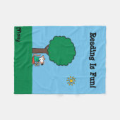 Couverture Polaire Maisy lit son livre de bibliothèque dehors (Devant (Horizontal))