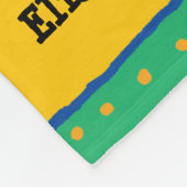 Couverture Polaire Maisy rassemblant des coquilles à la plage (Coin)