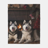 Couverture Polaire Malamute en Alaska près de la cheminée Noël (Devant)