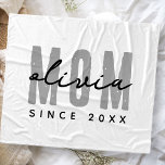 Couverture Polaire Maman Depuis 20XX Moderne Simple Preppy<br><div class="desc">Ce design simple et moderne est composé de la typographie de san serif.</div>