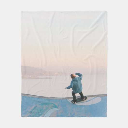 Couverture Polaire Man in blue skateboarding on wall in beach (Devant)