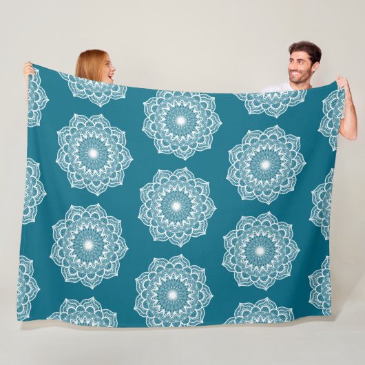 Couverture Polaire Mandala blanc sur fond bleu (En situation)