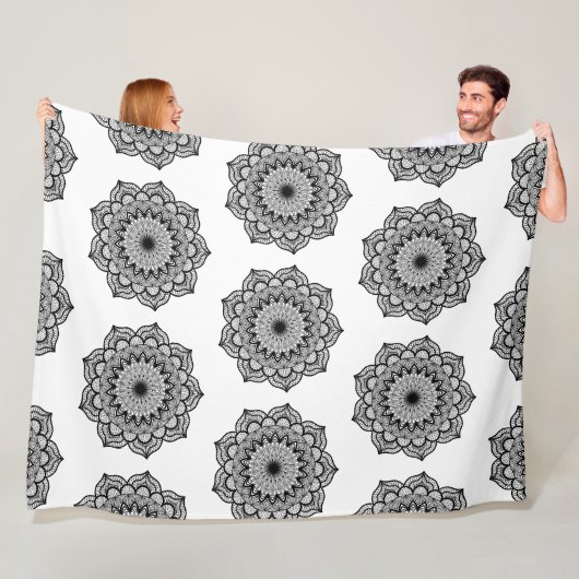 Couverture Polaire Mandala noir sur fond blanc (En situation)