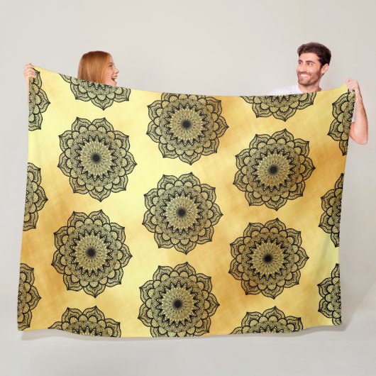 Couverture Polaire Mandala noir sur fond doré doux (En situation)