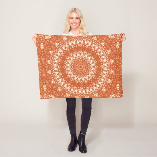 Couverture Polaire Mandala orange. (En situation)