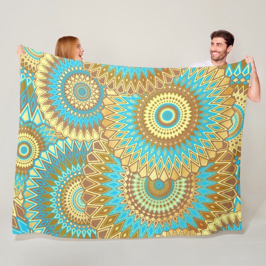 Couverture Polaire Mandala superposé bleu marron or (En situation)