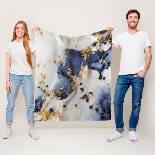 Couverture Polaire Marbre Saphir de Minuit avec Fils d'Or (En situation)