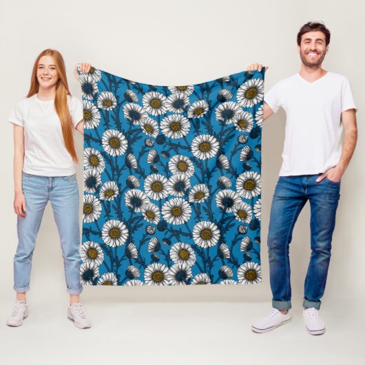 Couverture Polaire Marguerites sur fond bleu (En situation)