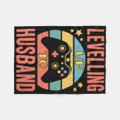 Couverture Polaire Mari époux joueur de jeux vidéo passant au niveau (Devant (Horizontal))