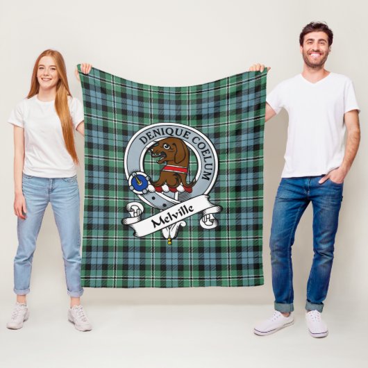 Couverture Polaire Melville Hunting Clan Badge Tartan Plaid (En situation)