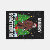 Couverture Polaire Merry Squatchmas Christmas Tree Santa Bigfoot Sasq (Devant (Horizontal))