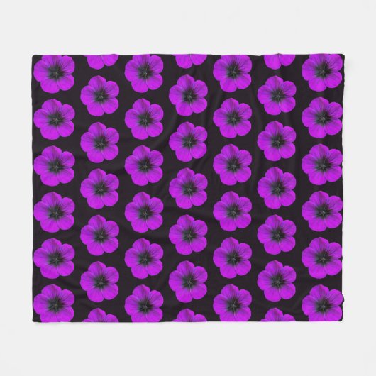 Couverture Polaire Modèle floral de géranium violet sur noir (Devant (Horizontal))