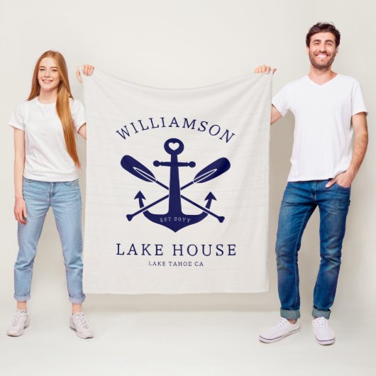 Couverture Polaire Modern Lake House Nom de famille Nautique | bleu m (En situation)