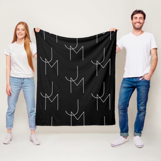 Couverture Polaire Moderne 2 Initiales Motif | Noir & Blanc (En situation)
