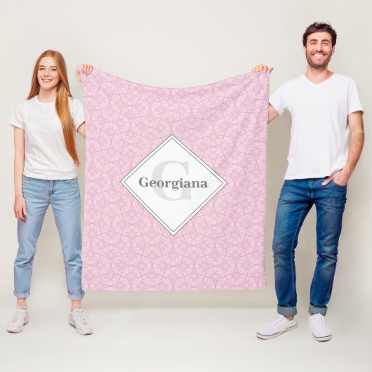 Couverture Polaire Monogram Dusky Rose Preppy Dans Les Ventilateurs A (En situation)